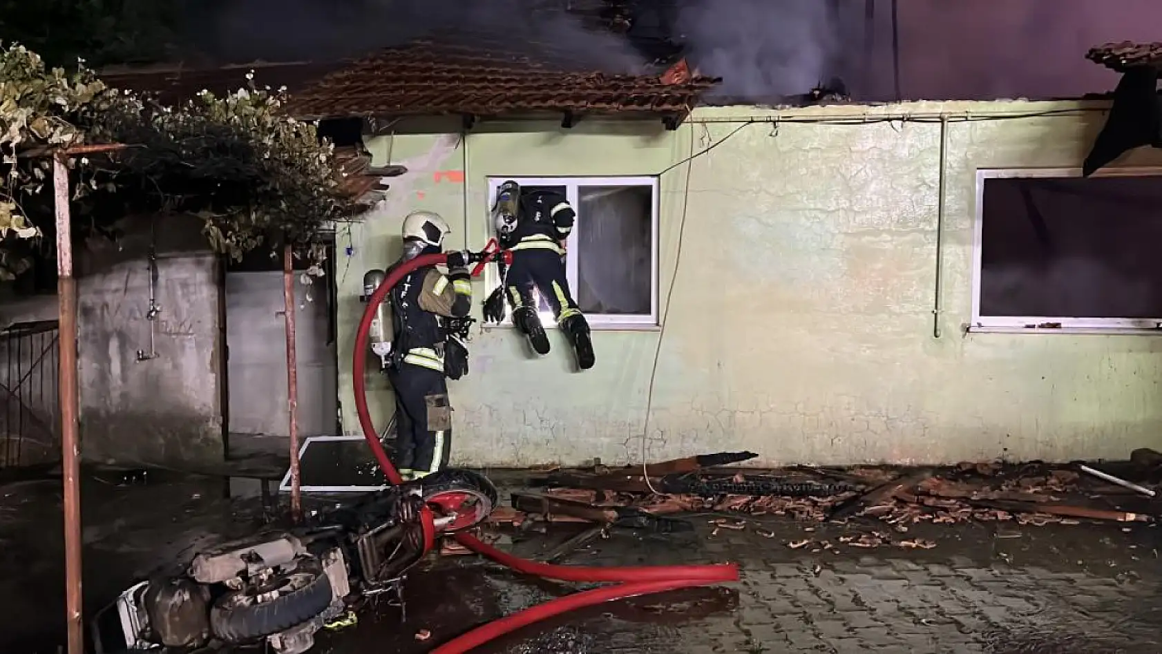 Alkollü şahıs, annesinin de içinde bulunduğu evi yaktı