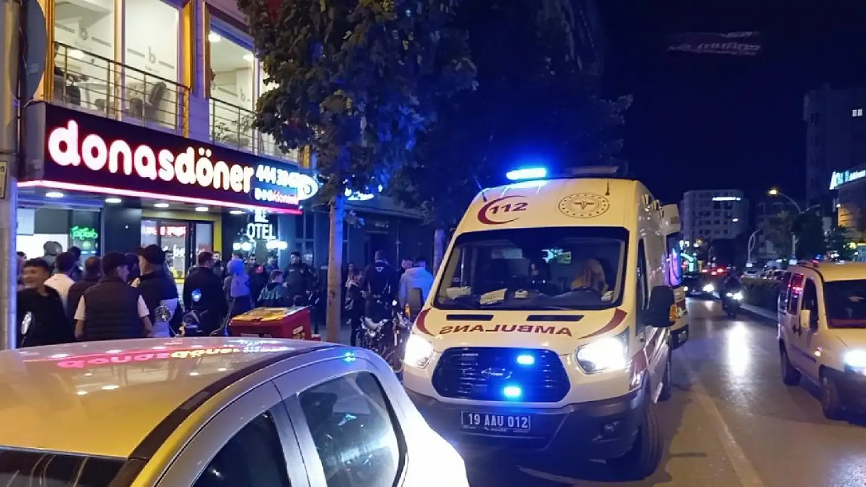 Derbi kavgasını ayırmak isterken bıçaklandılar