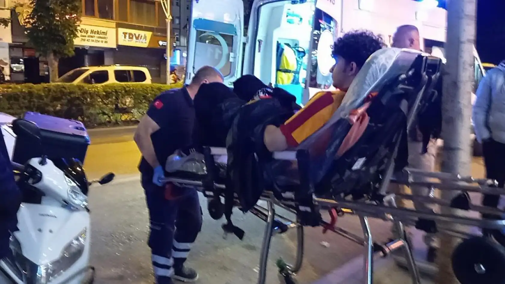 Derbi kavgasını ayırmak isterken bıçaklandılar