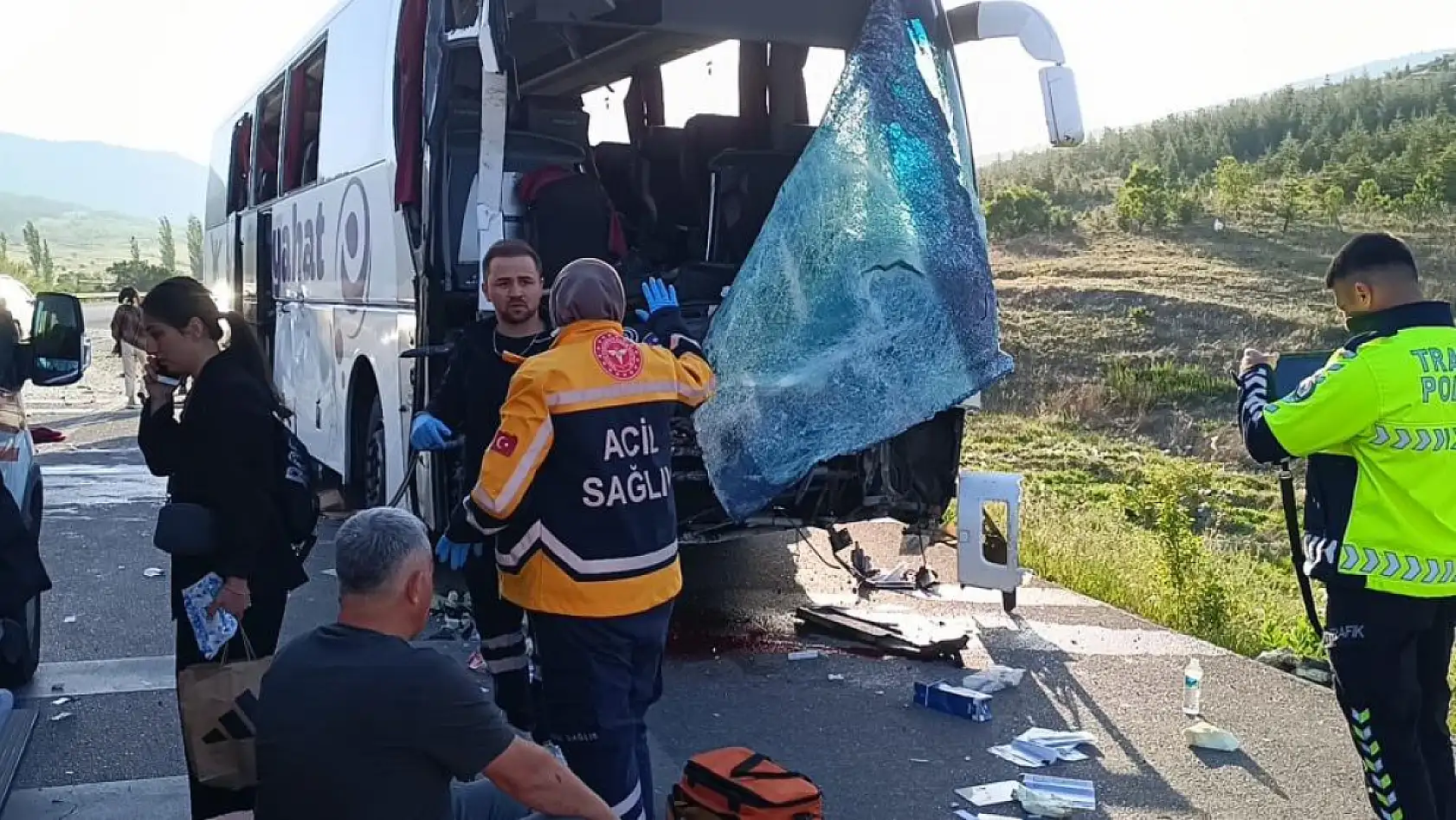 Feci kaza Yolcu otobüsü kamyonetle çarpıştı: 17 yaralı