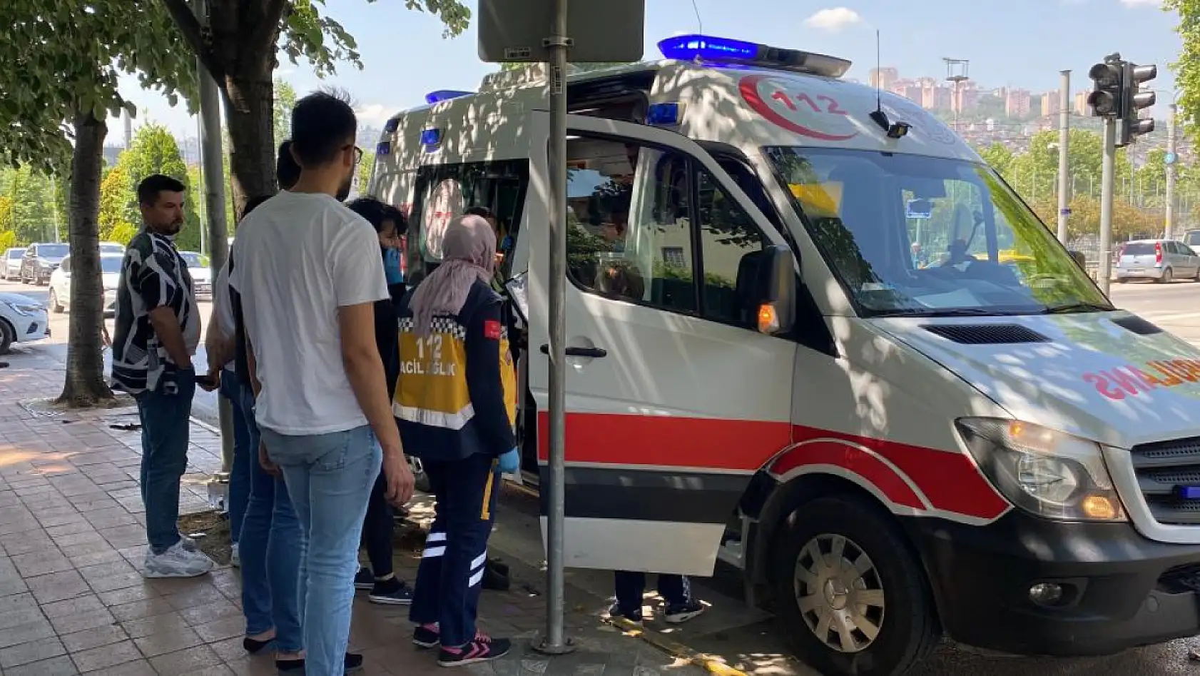 Kavşakta otomobiller çarpıştı: 3 yaralı