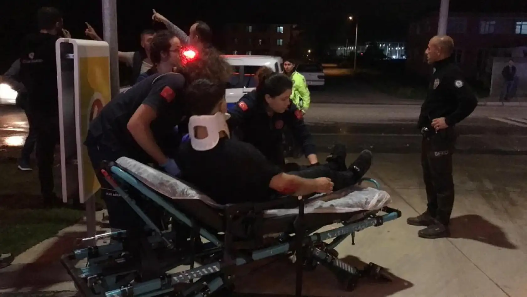 Hafif ticari araç ile motosiklet çarpıştı: 2 yaralı