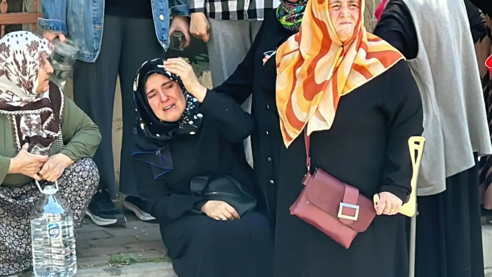 Akıl almaz kaza: Vitesleri karıştırınca aşağıya düştü, kardeşi gözyaşına boğuldu
