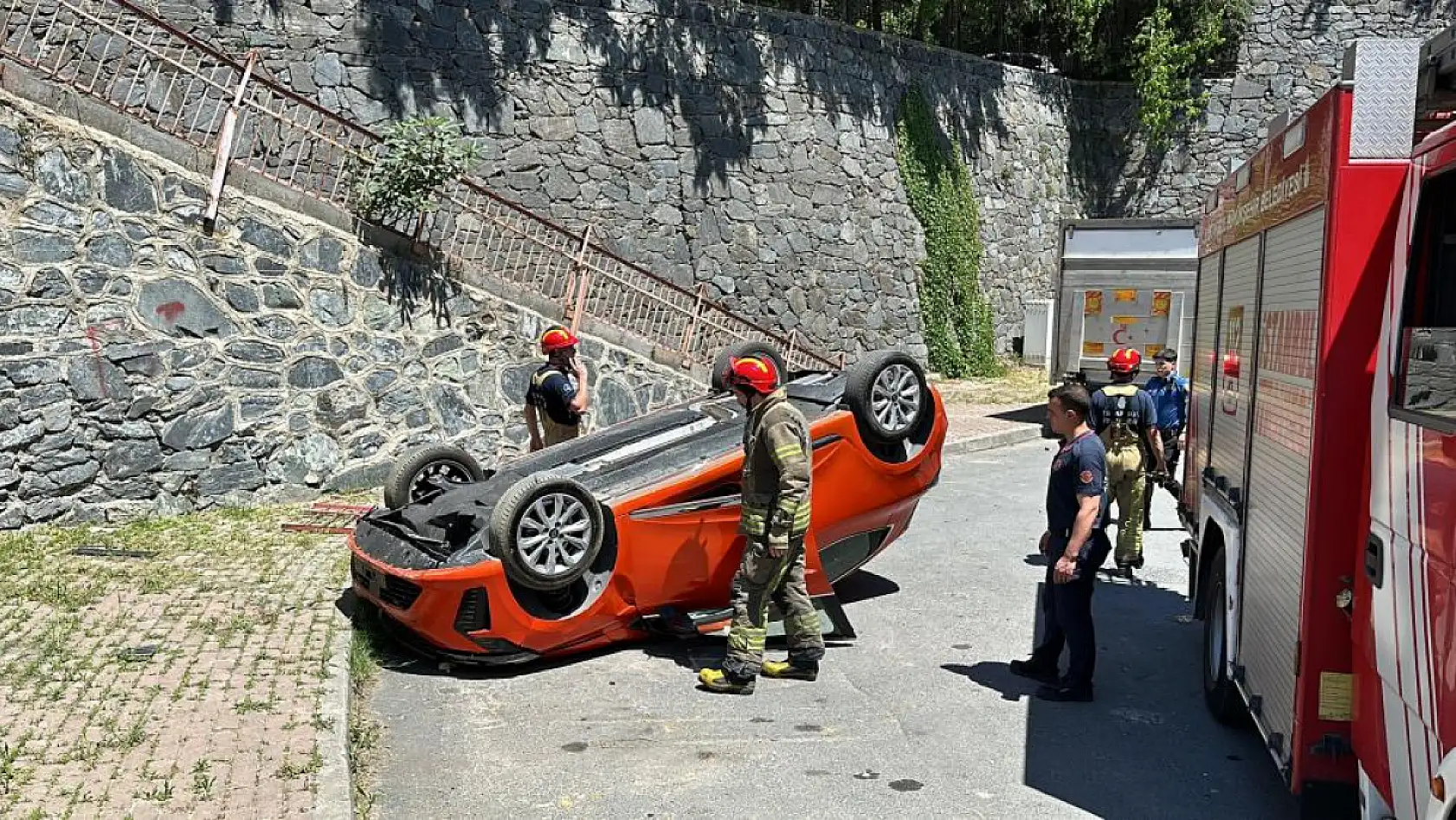 Akıl almaz kaza: Vitesleri karıştırınca aşağıya düştü, kardeşi gözyaşına boğuldu
