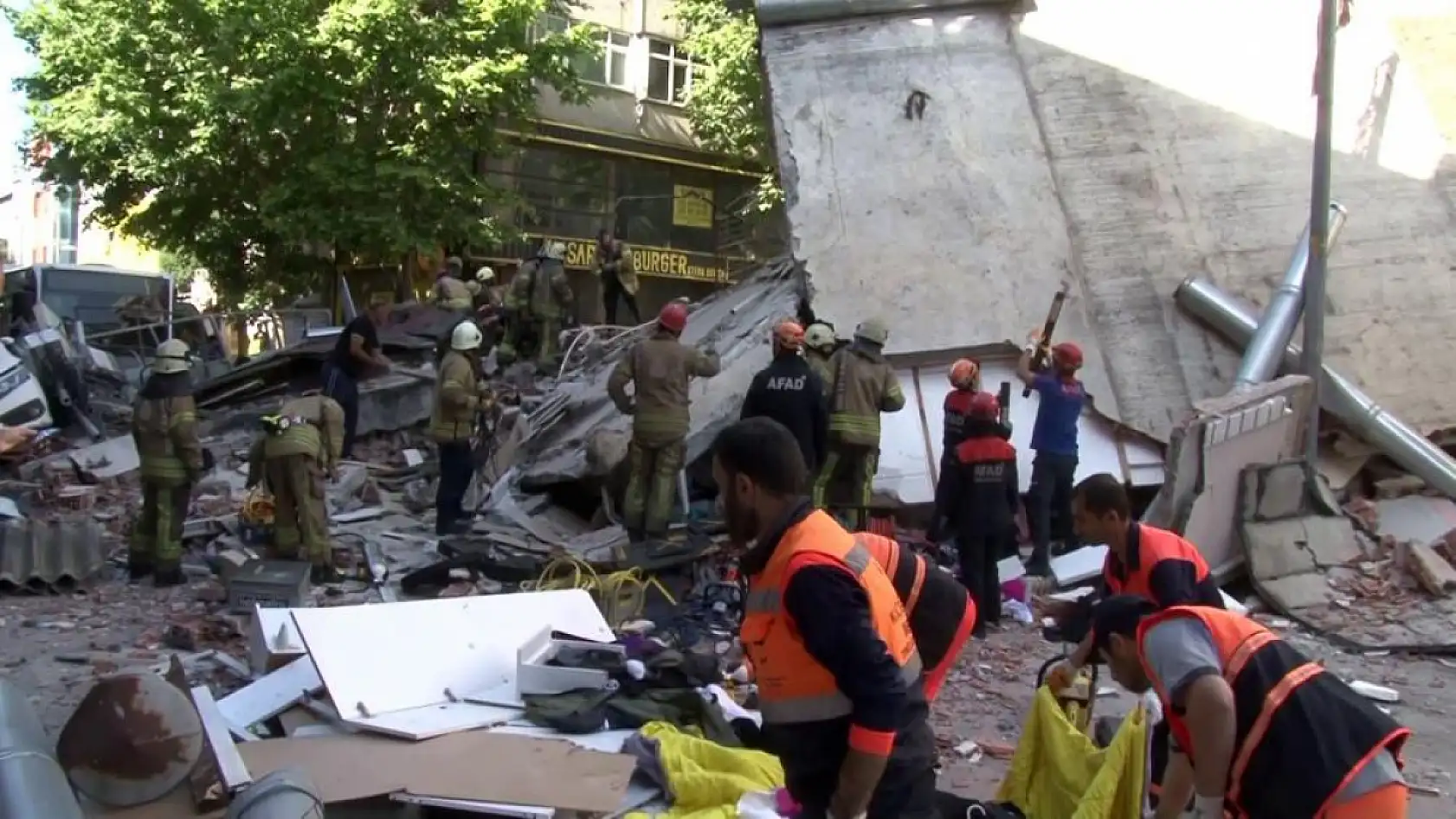 3 katlı bina çöktü, Enkaz altında kalanlar var!