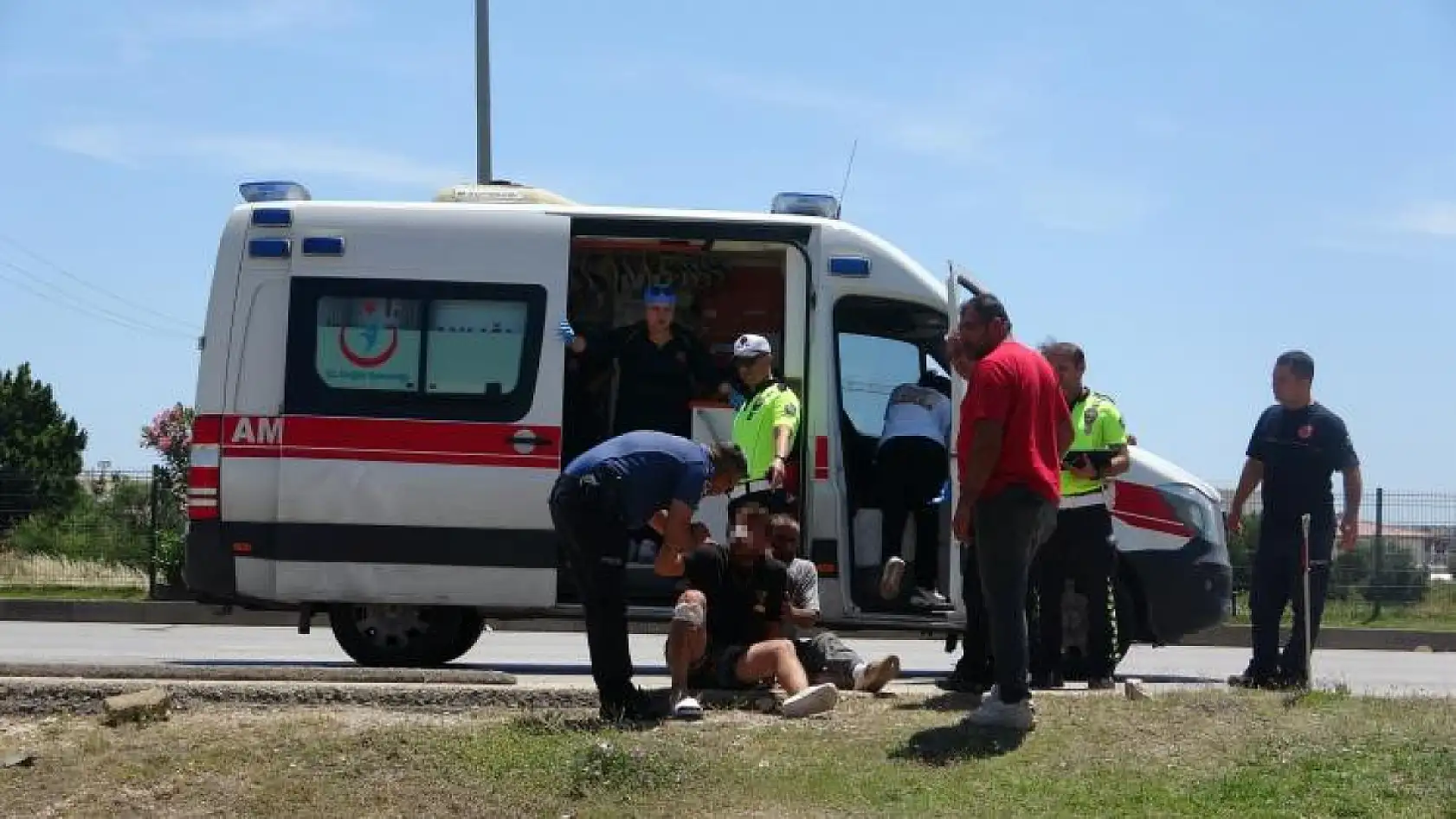 Kontrolü kaybedip beton bloka çarptı, kazayı duyan baba fenalık geçirdi