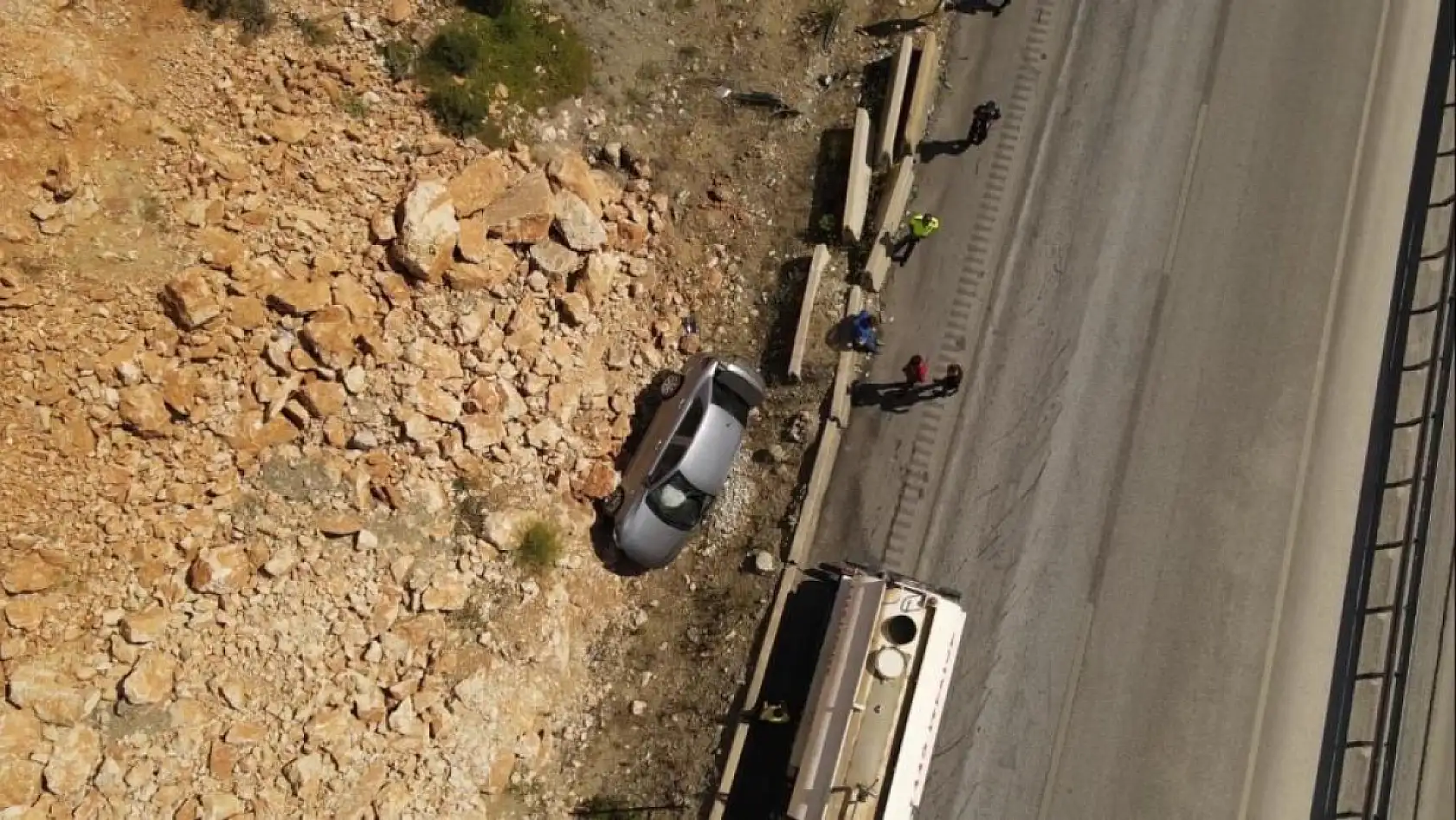 Burdur-Antalya yolunda kaza: Kontrolden çıkan otomobil bariyeri aşıp kayalıklara çarptı