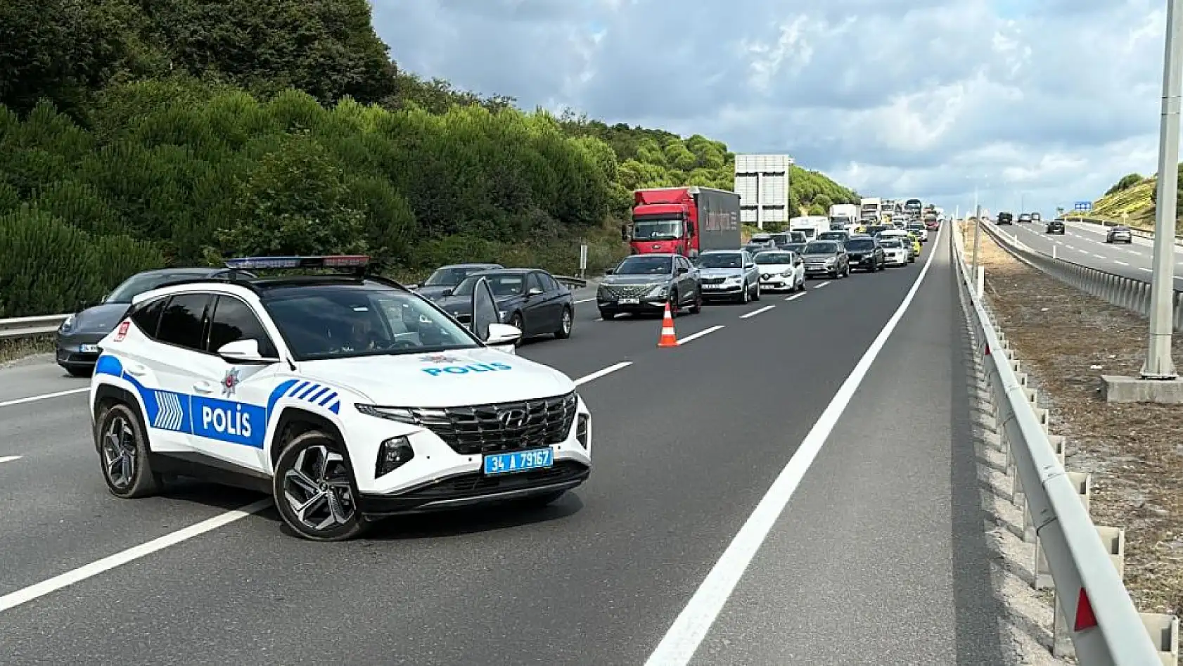 Havalimanı Yolunda Korkunç Kaza: 20 Yaşındaki Genç Camdan Fırlayarak Hayatını Kaybetti