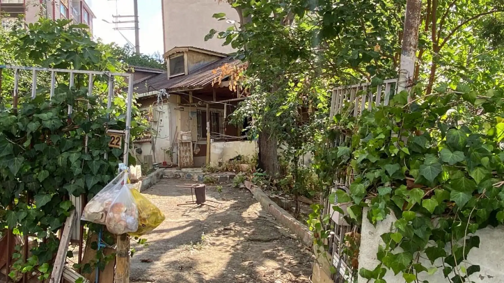 Gizemli Koku Mahalle Sakinlerini Korkuttu: Evden Ceset Çıktı!