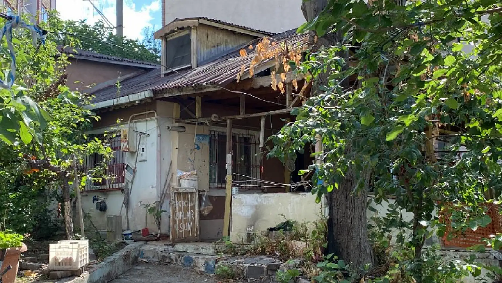 Gizemli Koku Mahalle Sakinlerini Korkuttu: Evden Ceset Çıktı!