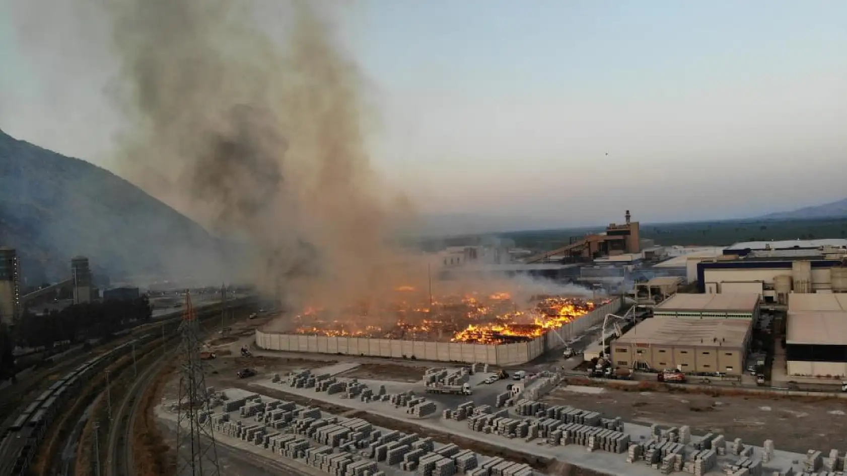 Kağıt Fabrikası Yangınında Umutlar Sönüyor: 3 Günlük Mücadelede Sonuç Alınamıyor!