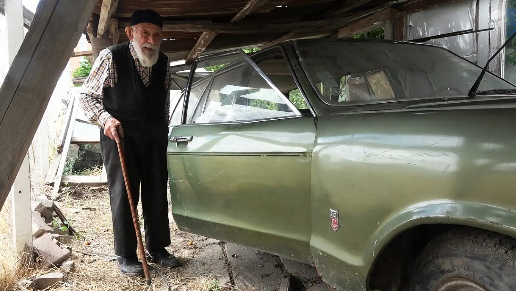 98'lik delikanlı 48 yaşındaki otomobilini 15 yıldır garajında saklıyor