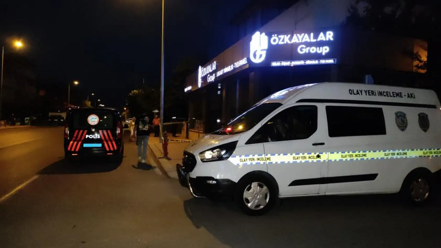 Plakasız motosiklet üzerindeki kar maskeli 2 kişi kaldırımda yürüyen şahsı silahla yaraladı