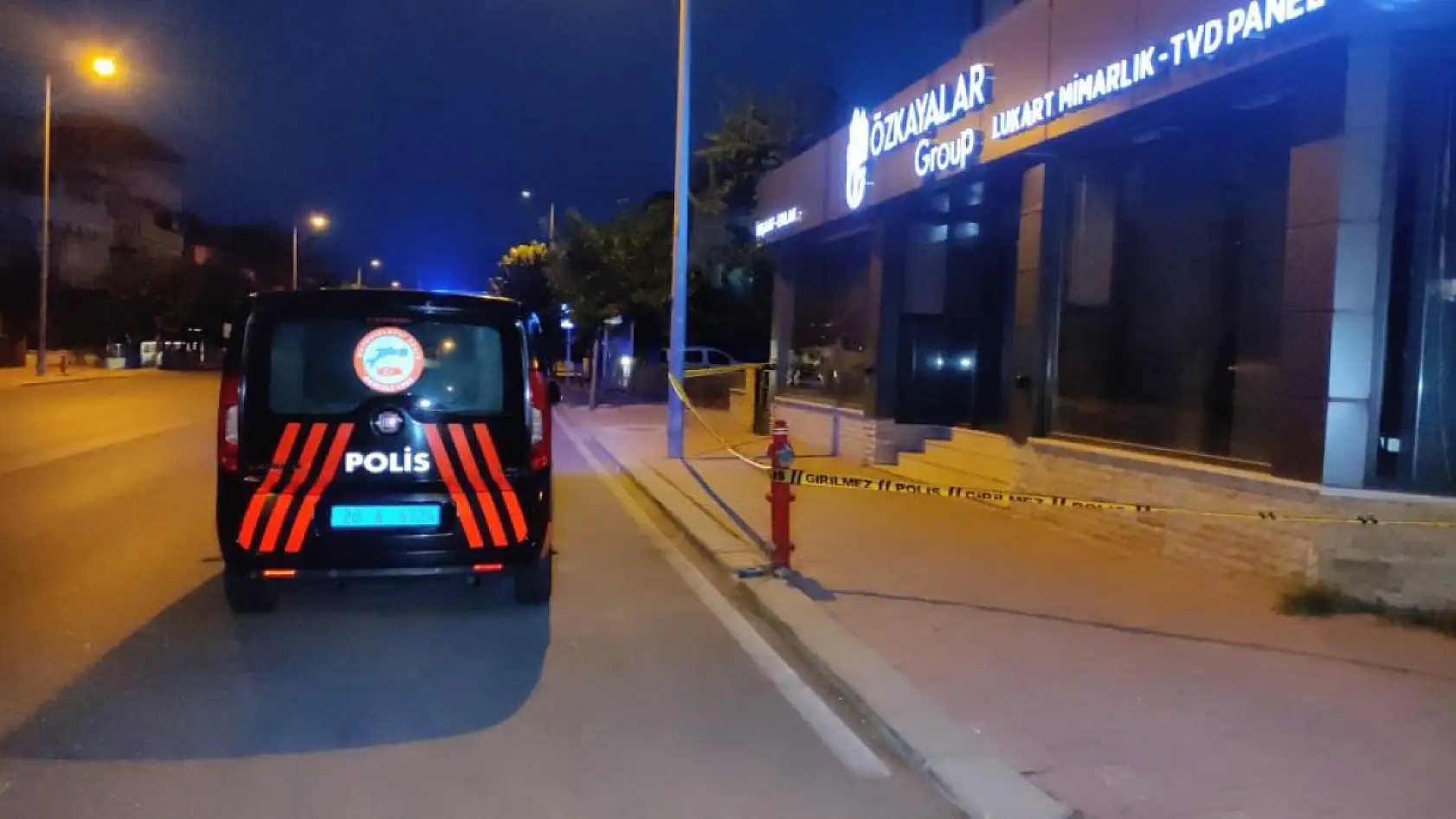 Plakasız motosiklet üzerindeki kar maskeli 2 kişi kaldırımda yürüyen şahsı silahla yaraladı