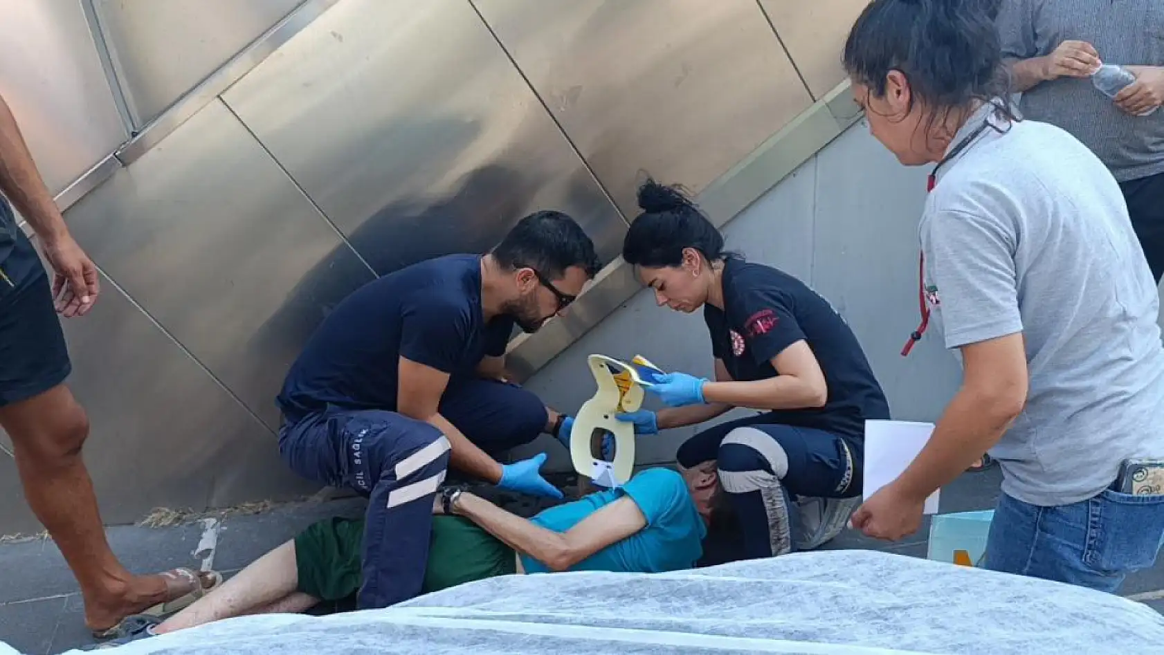 Bu kez tam tersi oldu, yaya otomobile çarptı: 1 yaralı