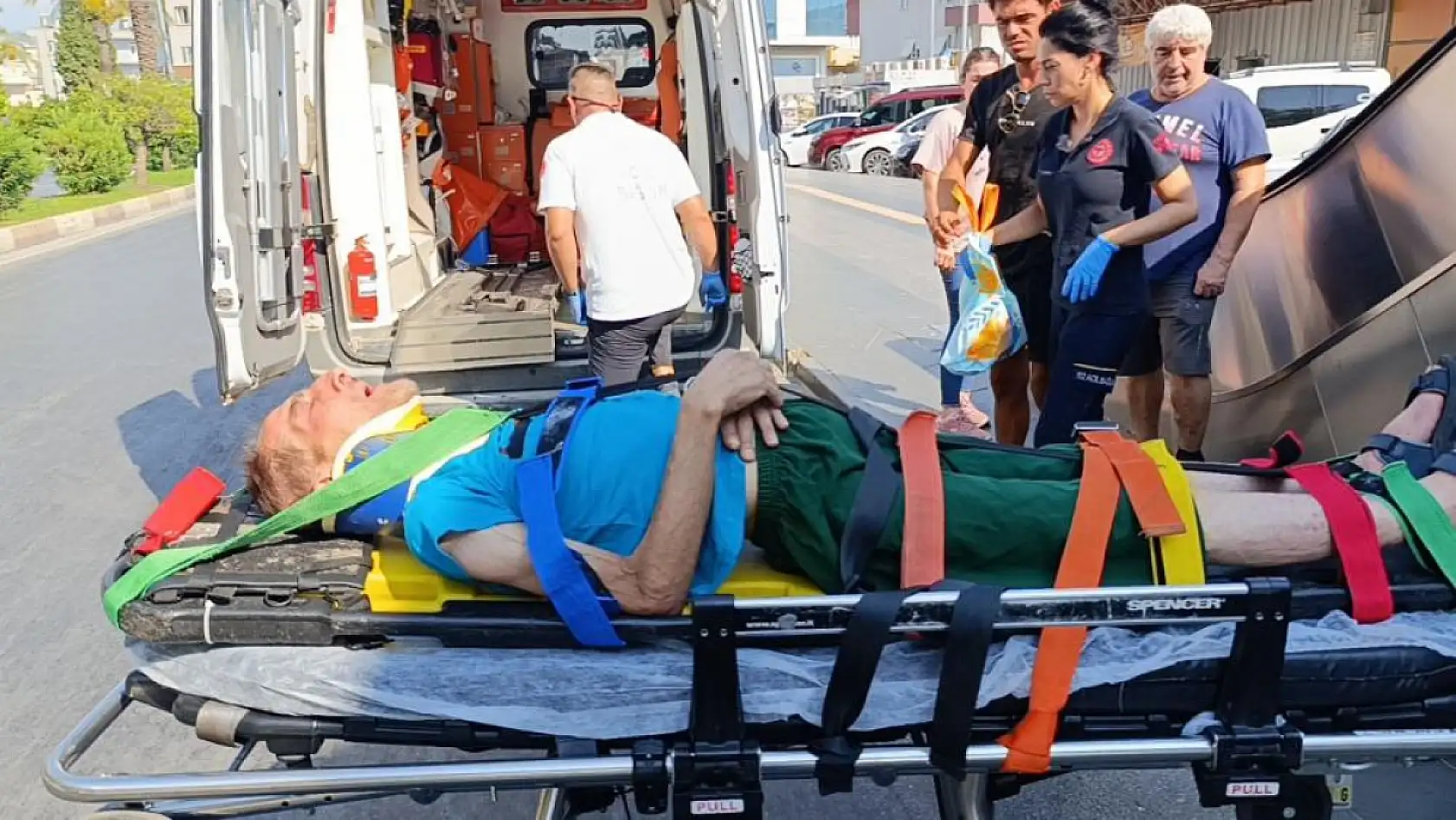 Bu kez tam tersi oldu, yaya otomobile çarptı: 1 yaralı