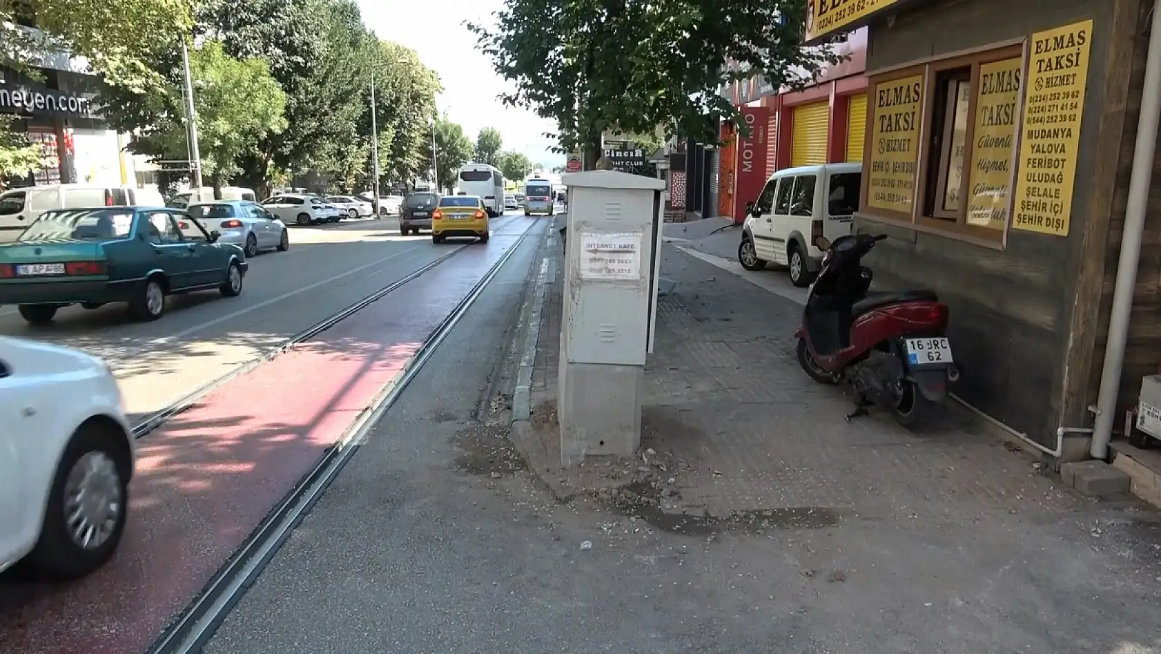 Sıkıştırdığı otobüs kaza yaptı, bir şey olmamış gibi yoluna devam etti