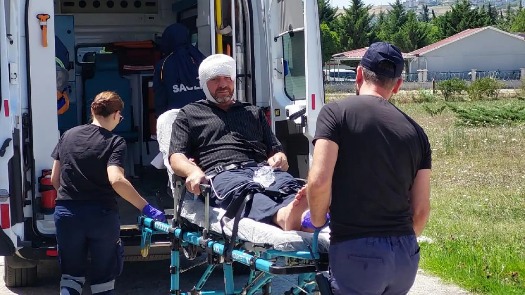 Kafasına harç makinesinin demiri çarpan şahsın yardımına ambulans helikopter yetişti