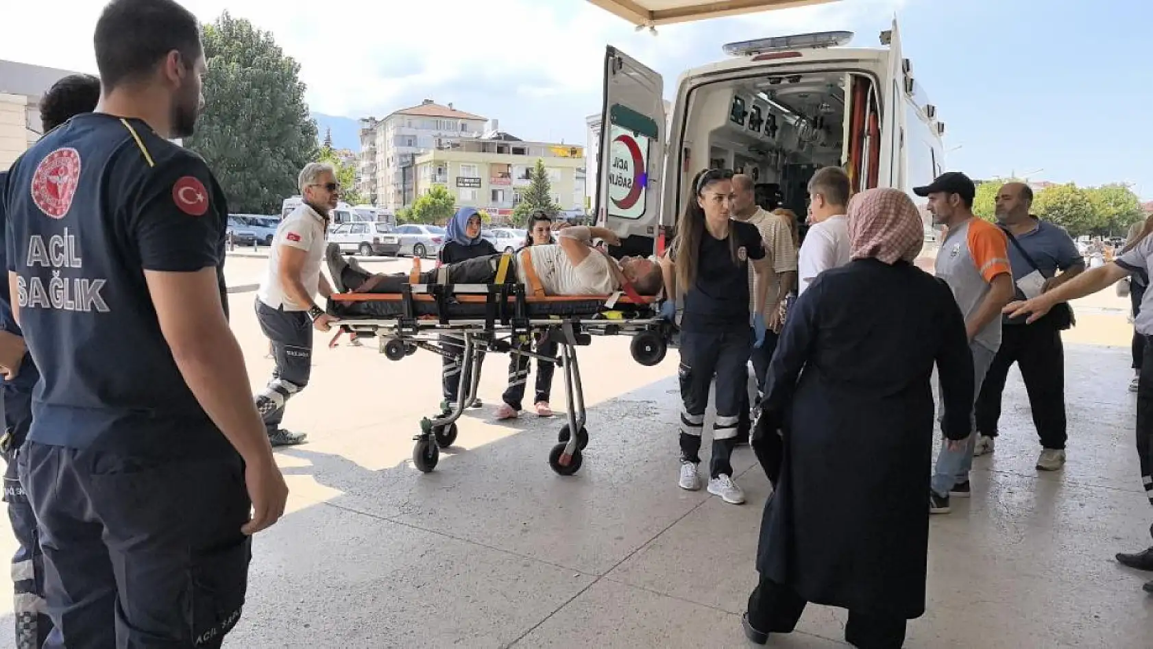 Katliam gibi kaza: 2 ambulans kamyonet ile çarpıştı, 7 kişi yaralandı