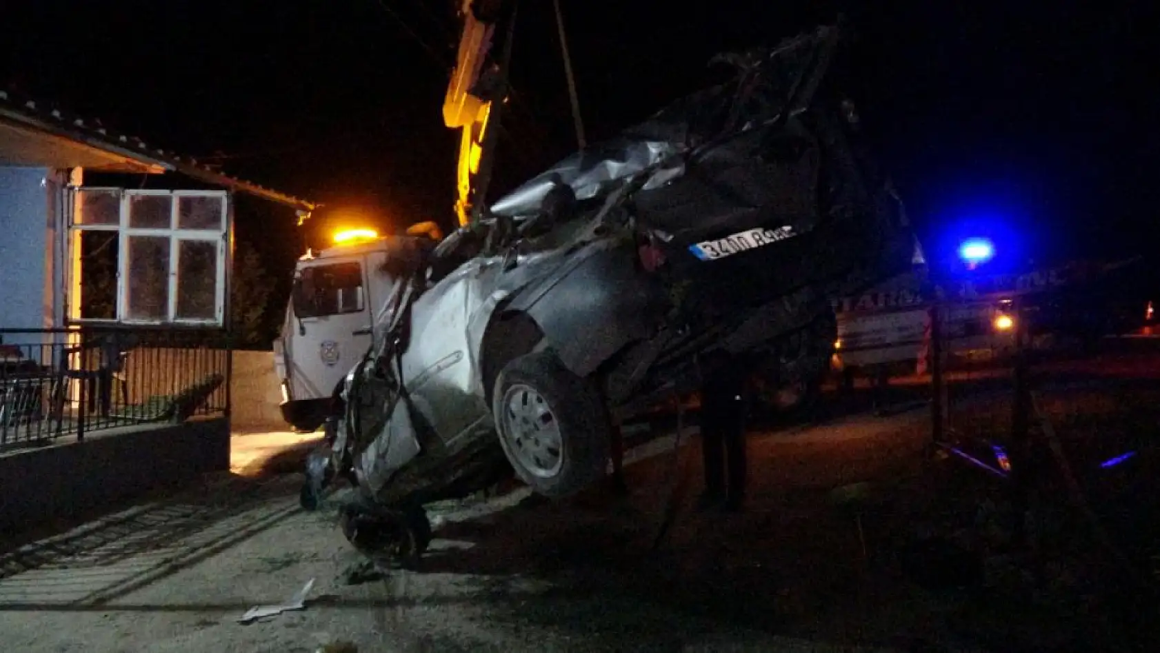 Fethiye Dönüşü Feci Kaza Araç Takla Atıp Evin Bahçesine Uçtu, 1 Ölü