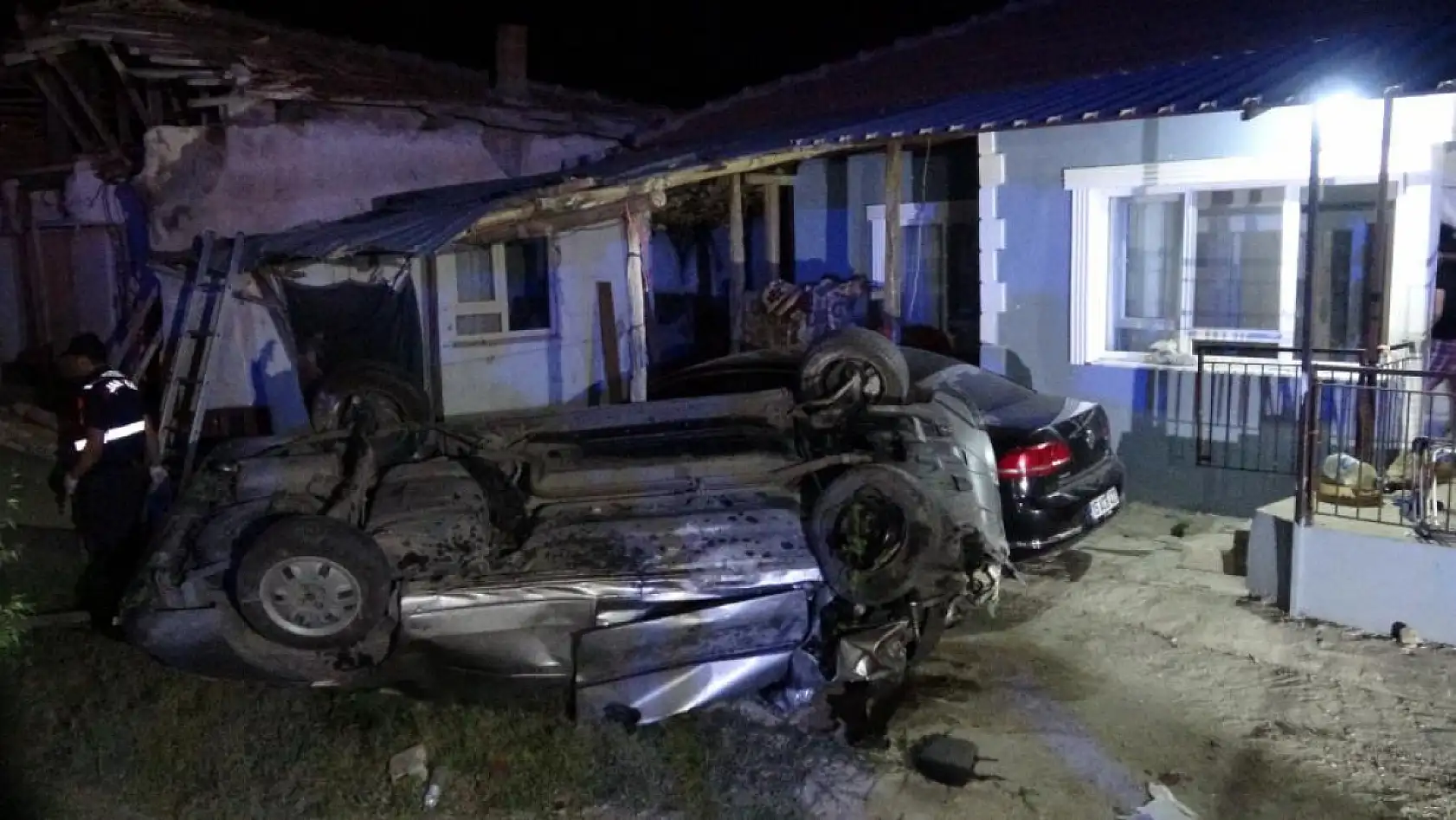 Fethiye Dönüşü Feci Kaza Araç Takla Atıp Evin Bahçesine Uçtu, 1 Ölü