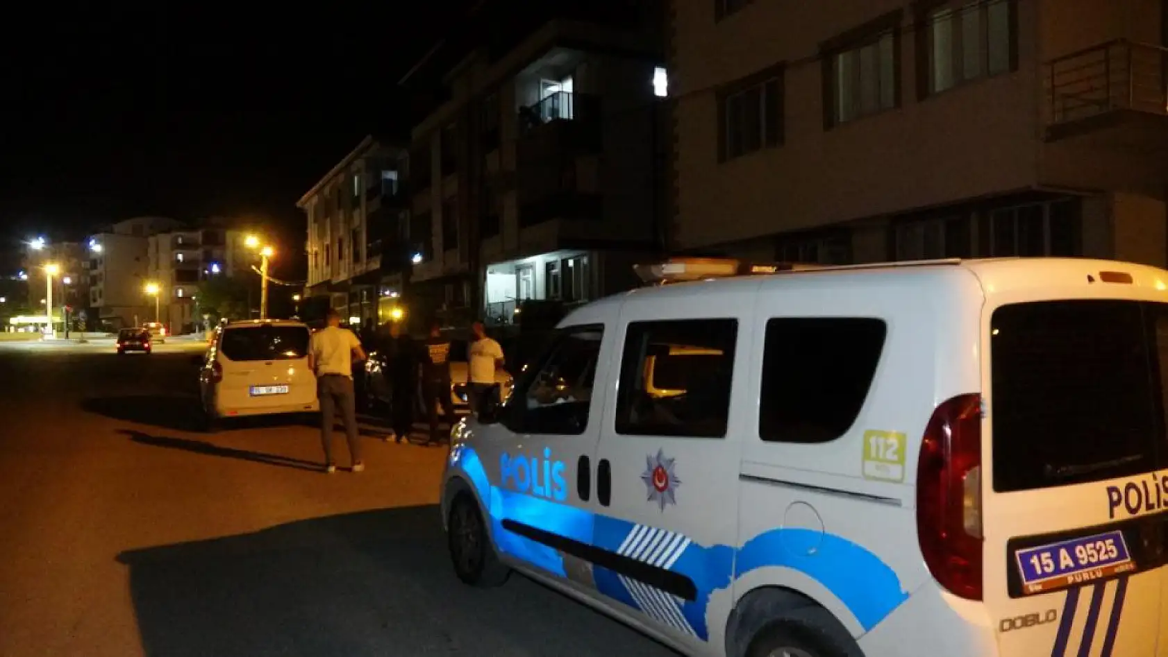 Otomobile sıkılan kurşunlar balkonda oturan yaşlı çifte isabet etti: 2 yaralı