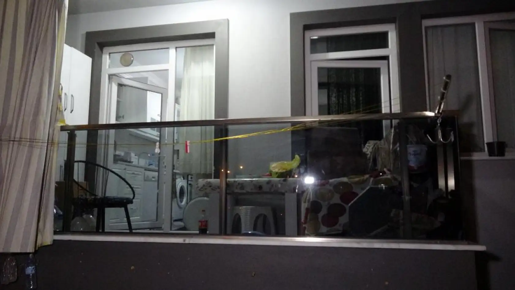 Otomobile sıkılan kurşunlar balkonda oturan yaşlı çifte isabet etti: 2 yaralı