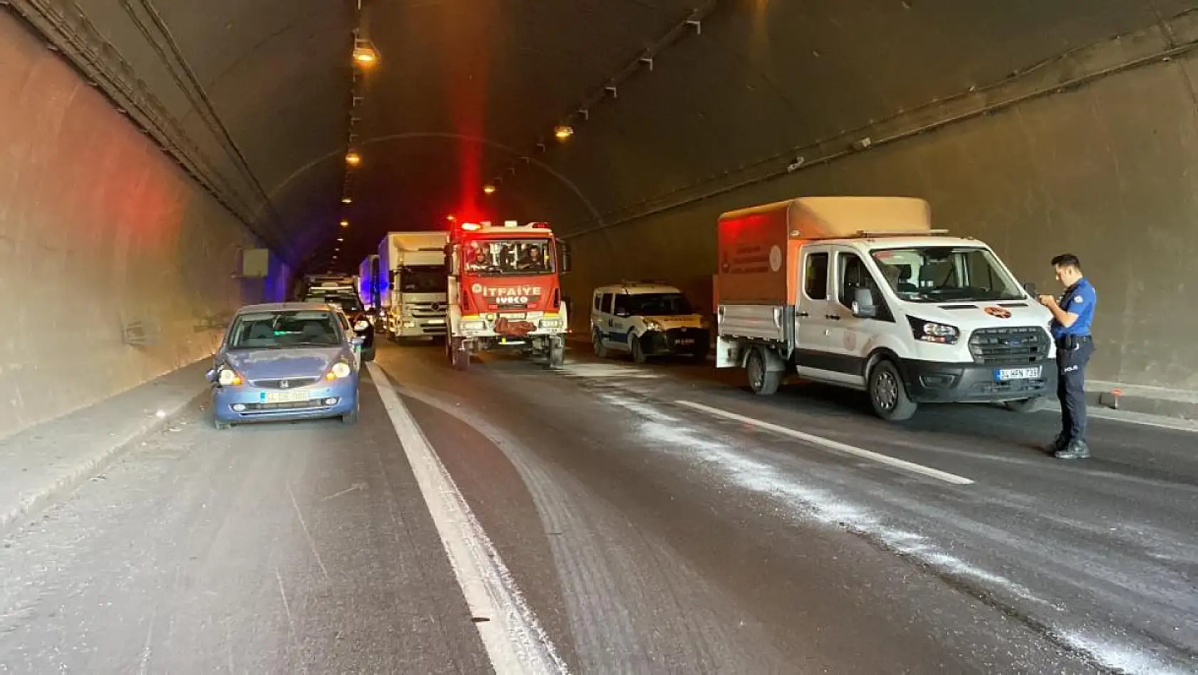 Tır, otomobil ve 2 otobüsün karıştığı kazada ortalık savaş alanına döndü: 15 yaralı