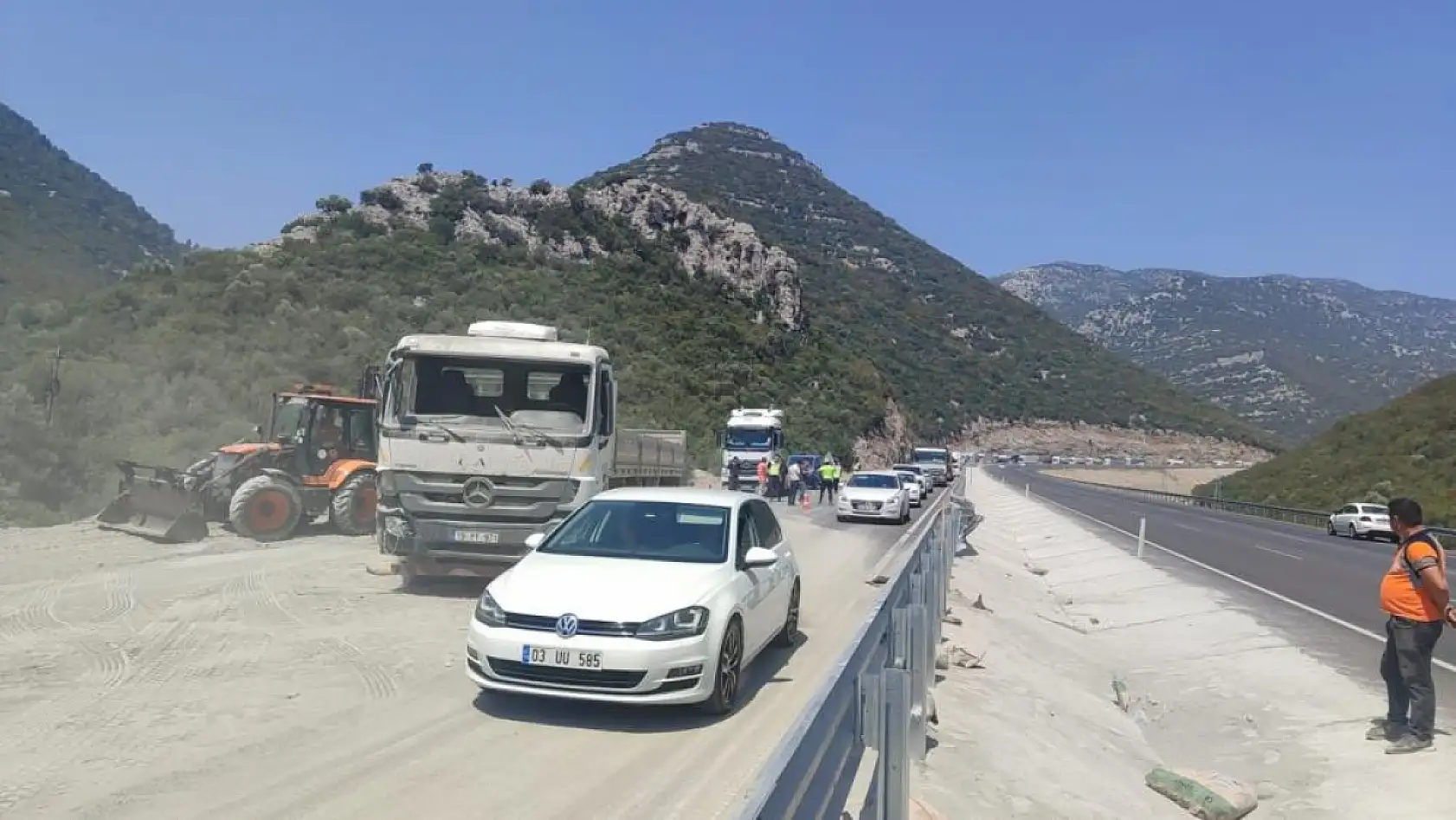 Burdur-Antalya karayolunda tır devrildi, yol trafiğe kapandı