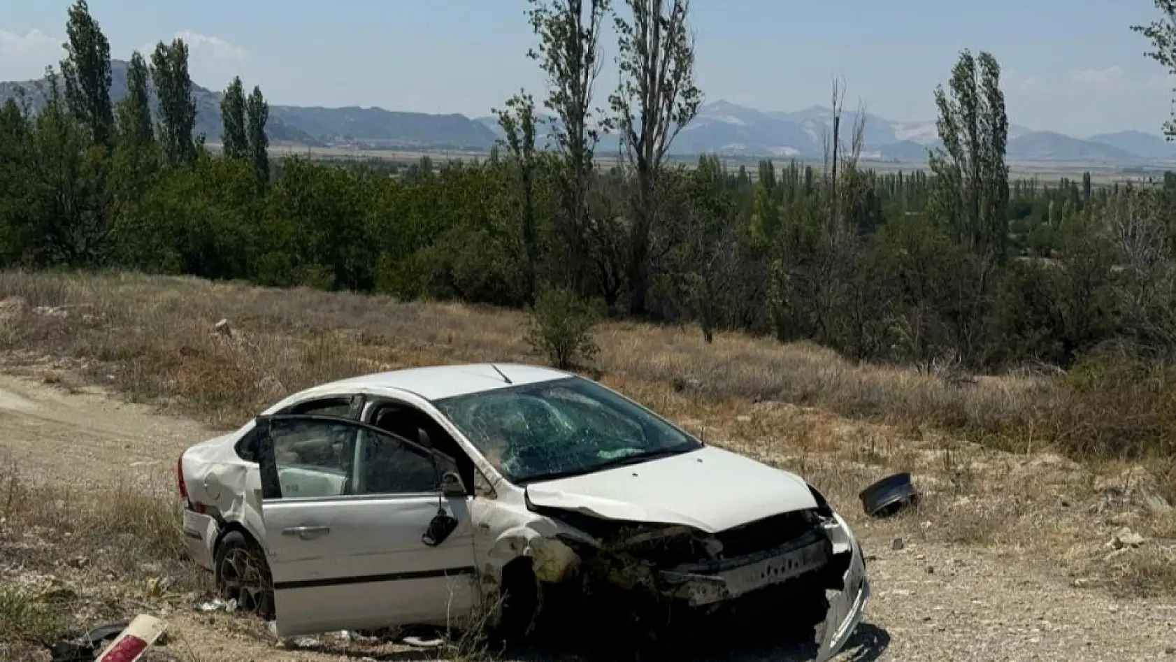 Burdur - Fethiye yolunda kontrolden çıktı, şarampole uçtu! Yaralılar var