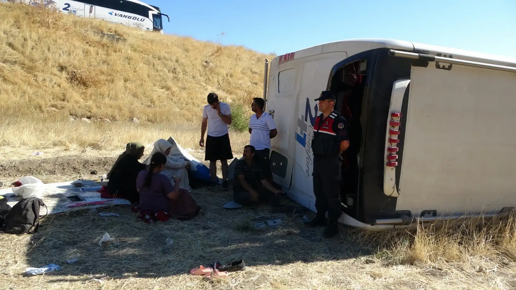 Bodrum'dan Van'a Giden Otobüs Şarampole Yuvarlandı 22 Yaralı