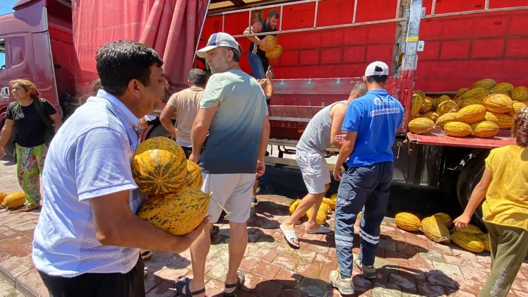 Hal esnafı düşük fiyat verince 20 ton kavunu vatandaşa ücretsiz dağıttı