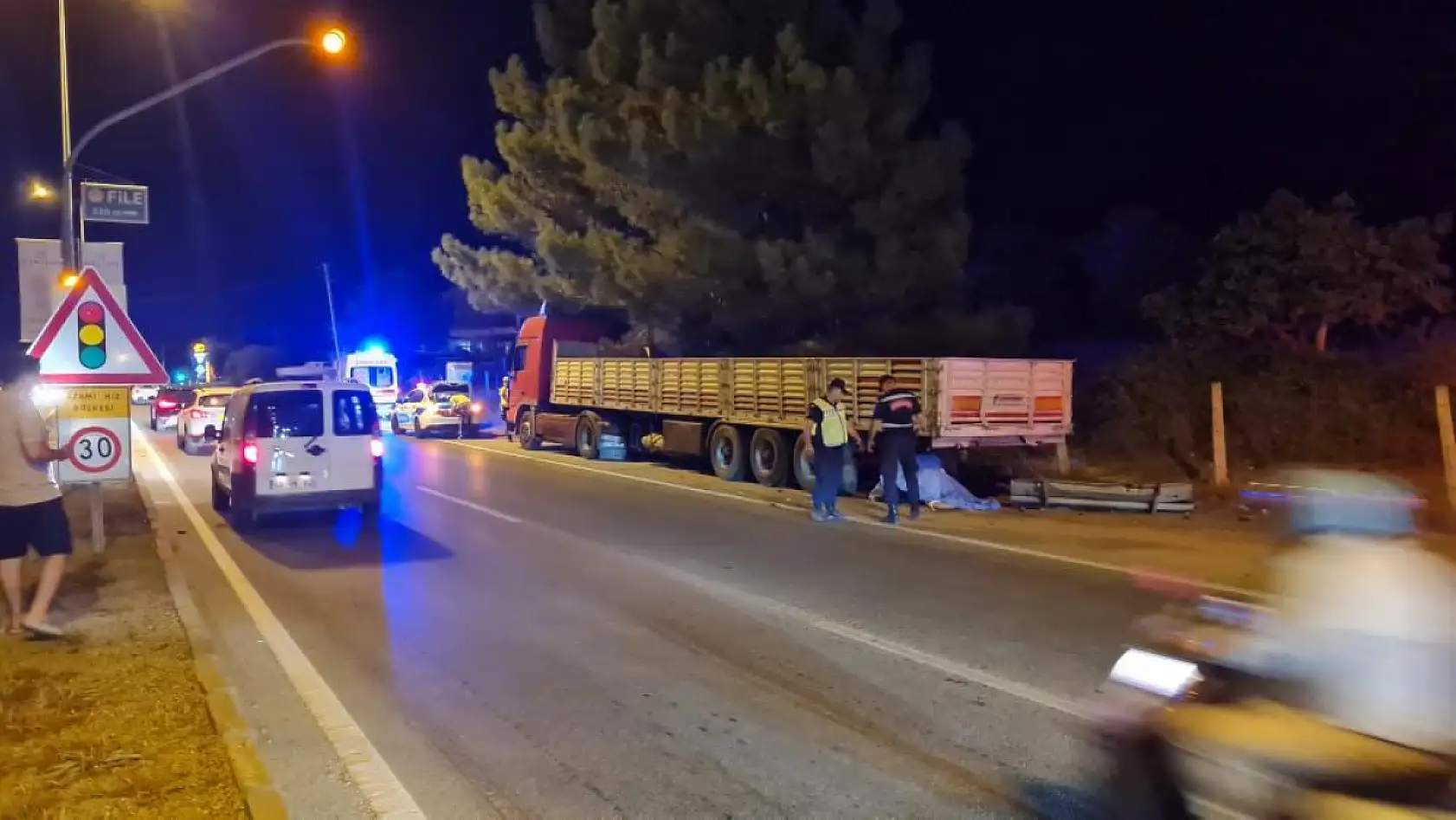 Motosiklet tıra arkadan çarptı: 1 ölü