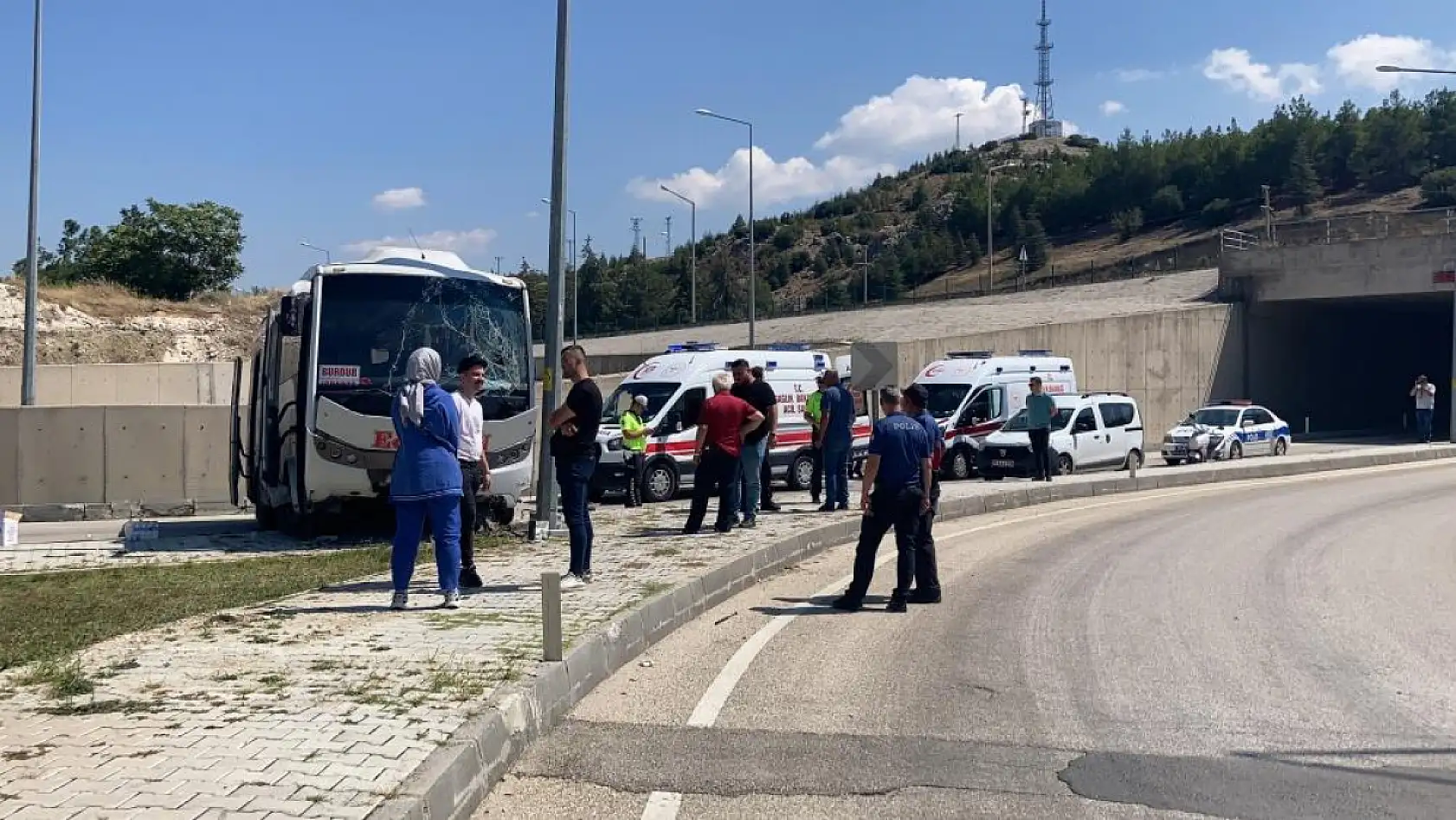 Isparta-Burdur Karayolu'ndan otogara dönen midibüs, otogar içine düştü: 15 yaralı