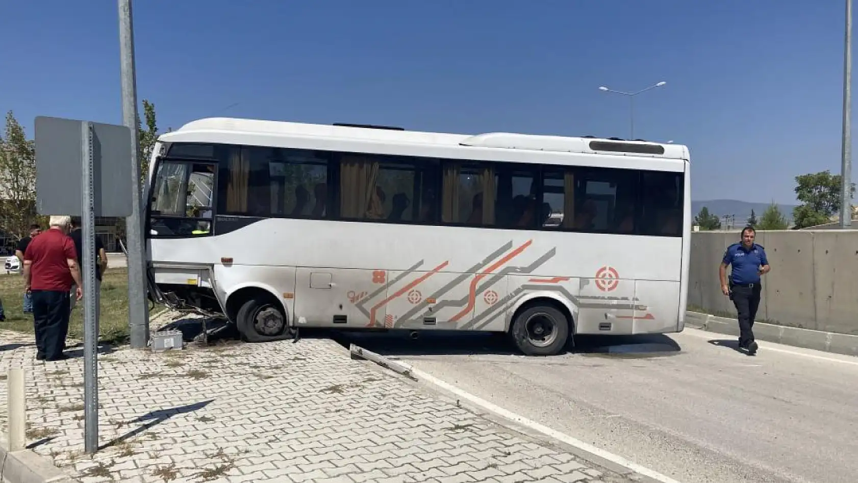 Isparta-Burdur Karayolu'ndan otogara dönen midibüs, otogar içine düştü: 15 yaralı