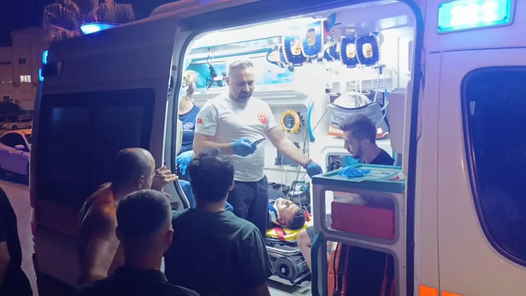 Uygulamadan kaçıp ters yola girdi, sivil polise ve yayaya çarptı:3 yaralı