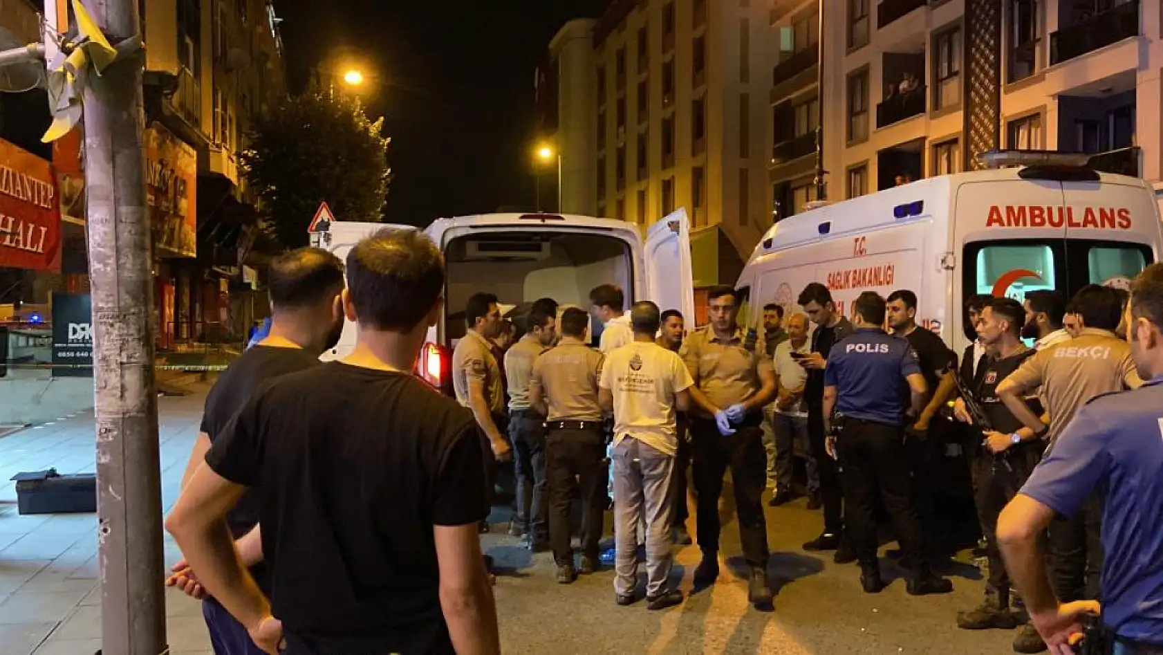 Caddede yürüyen 3 kişiye silahlı saldırı: 1 ölü, 1 yaralı