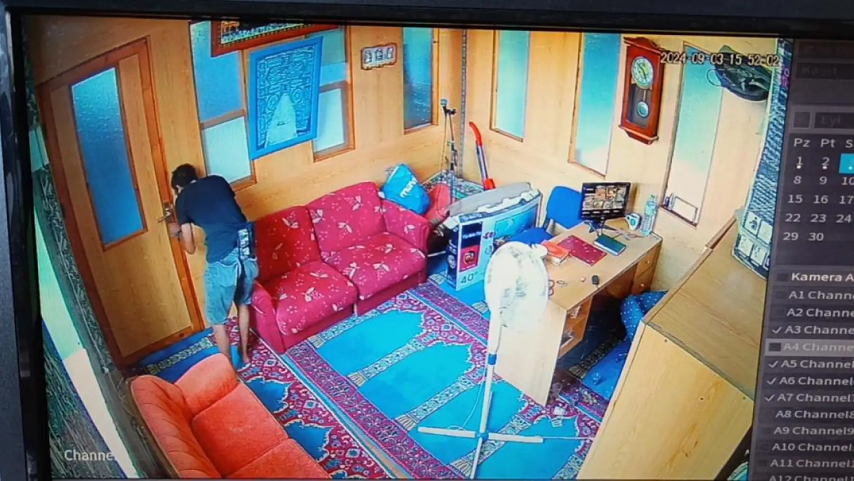 Camiye girip yardım paralarını çaldı, namaz kılanı görünce cami görevlisi rolüne girdi
