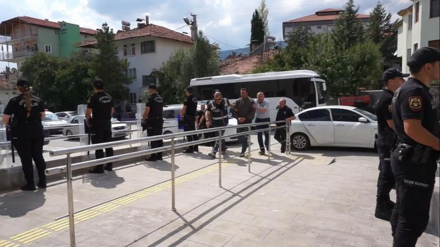 Baba ve oğlunu öldüren katil zanlısı tutuklandı