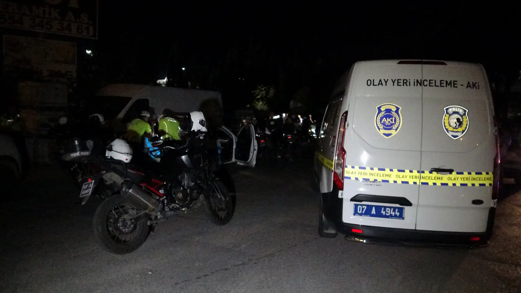 Polisin 'dur' ihtarına uymayan motosikletli kaza geçirdi: 1'i ağır 2 yaralı