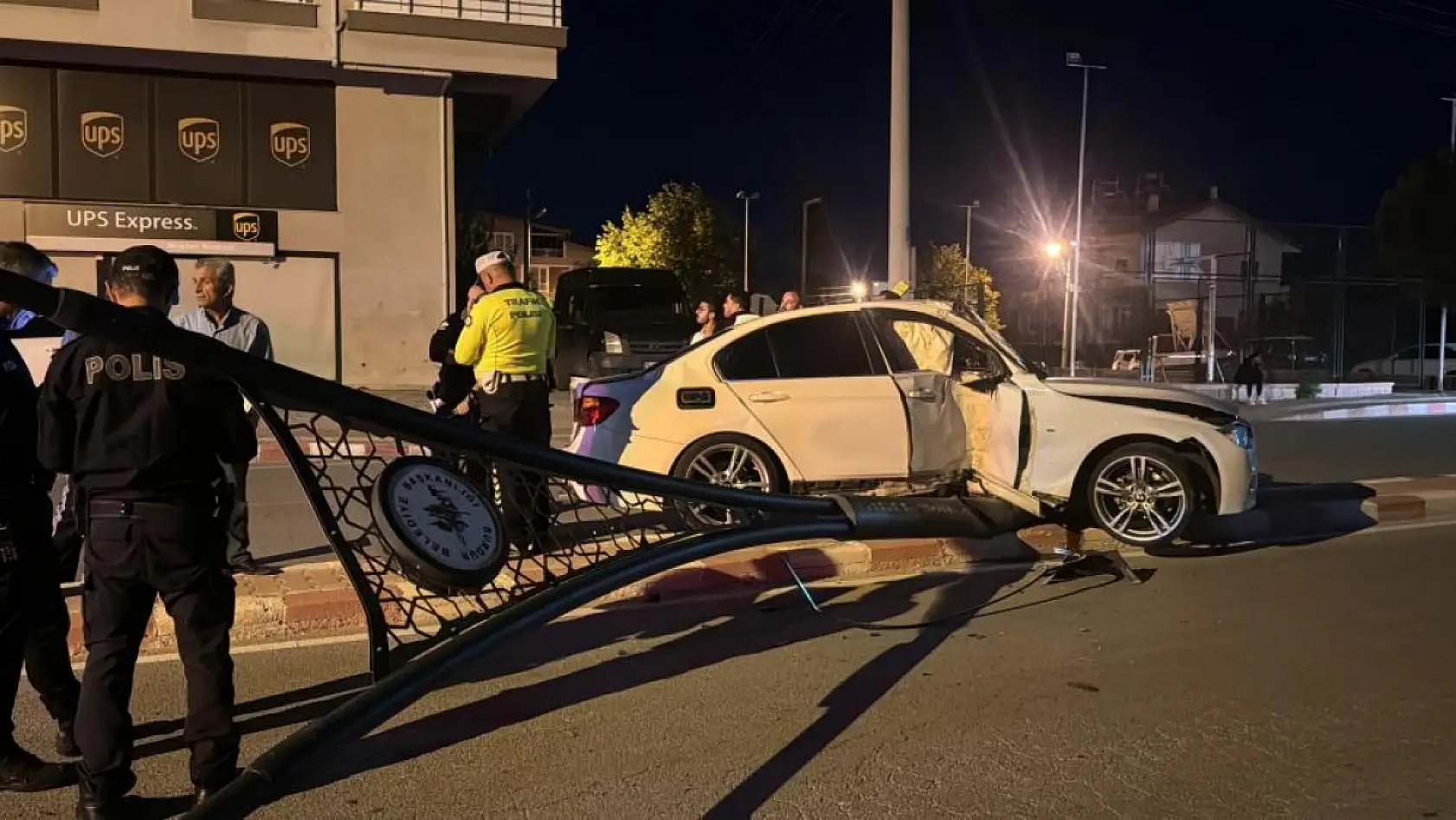Kontrolden çıkan otomobil aydınlatma direğine çarptı, sürücü kayıplara karıştı