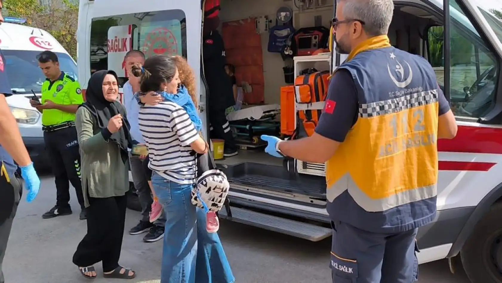 Okul servisi ile hafif ticari araç çarpıştı: 8'i öğrenci 11 yaralı