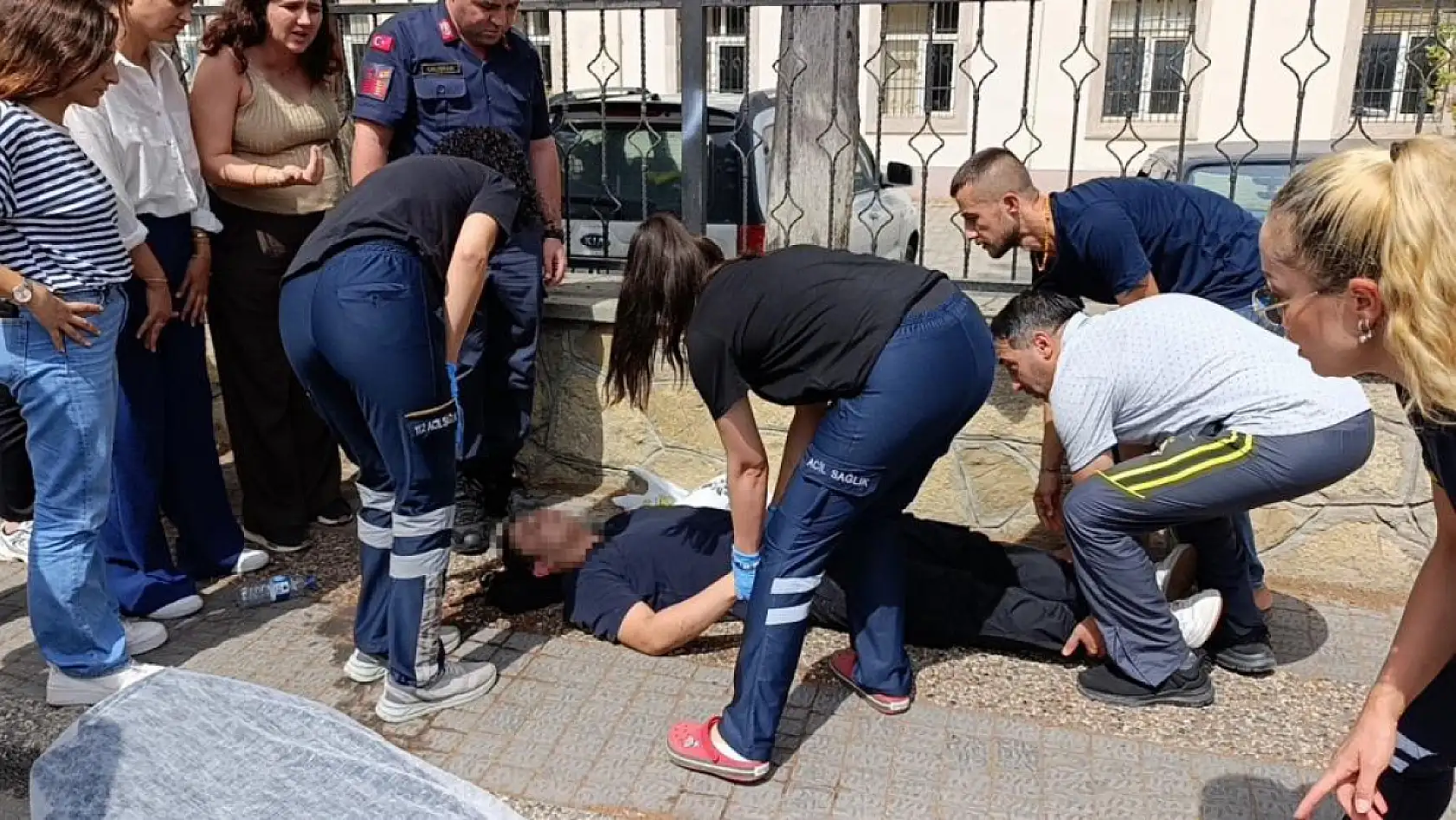 15 yaşındaki genç, arkadaşıyla yürürken bir anda yere yığılıp kaldı