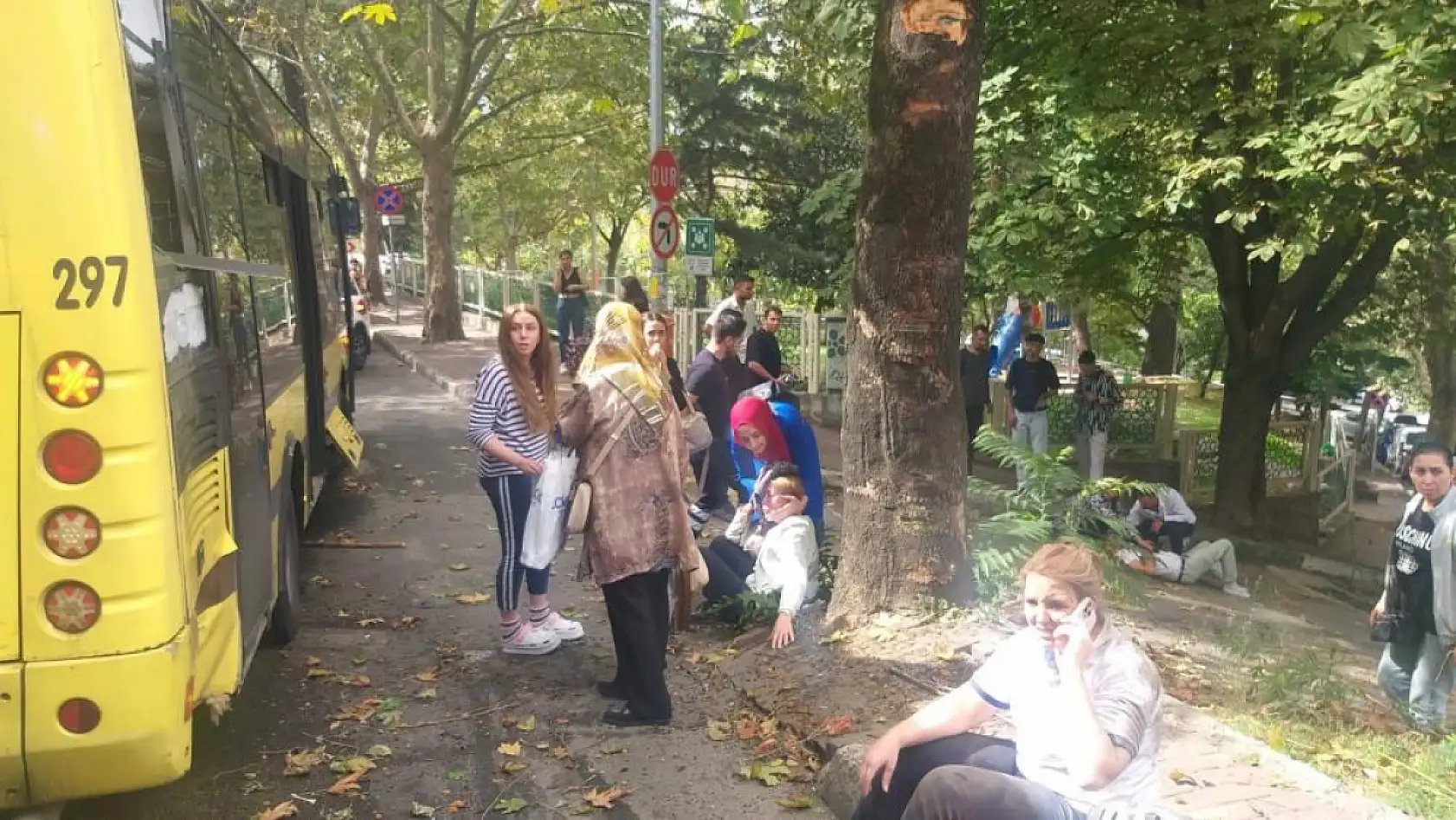 Otobüs kazasında can pazarı Belediye otobüsü ağaca çarptı, yolcu camdan fırladı