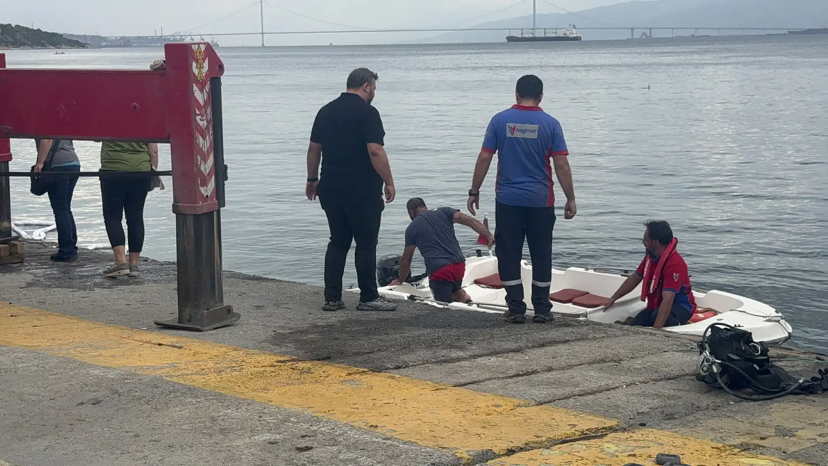 Freni boşalan tır denize düştü