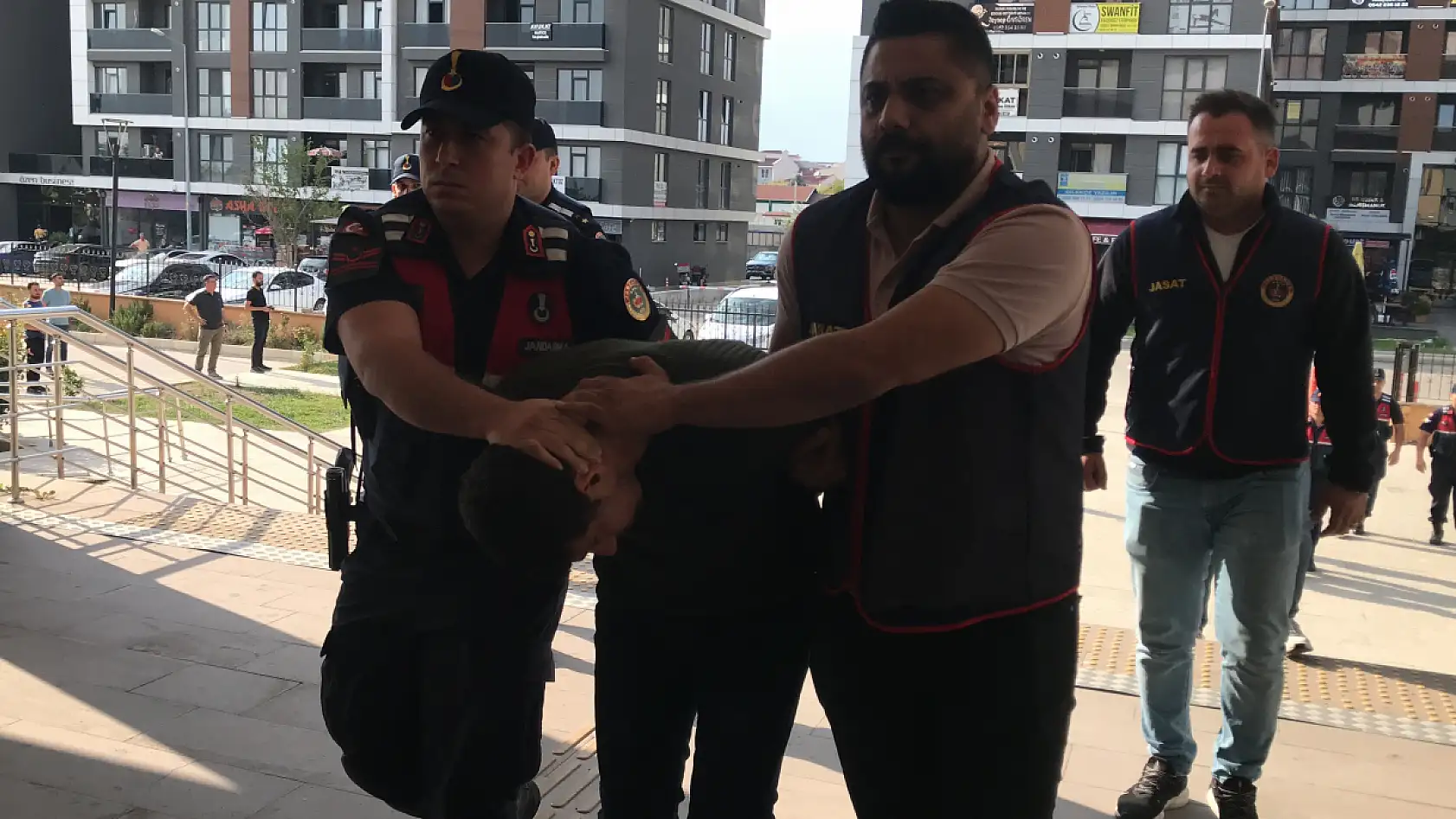 Babasını öldürüp parçalara böldü, yakıp dere yatağına attı