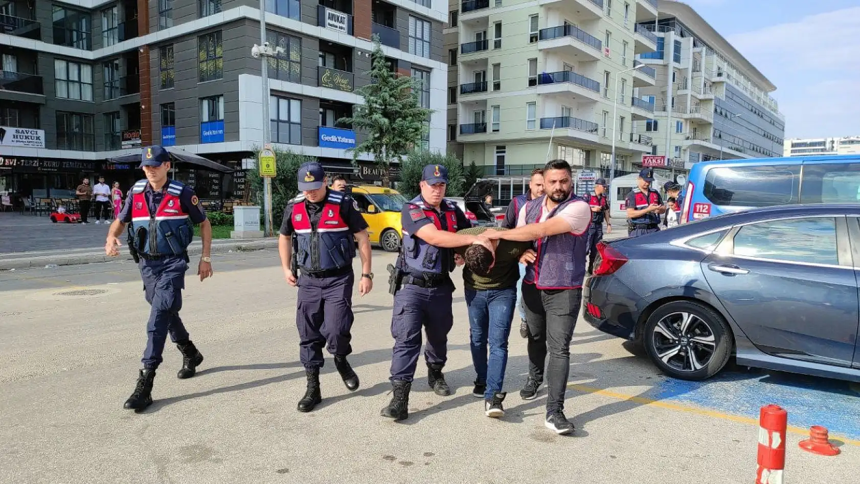 Babasını öldürüp parçalara böldü, yakıp dere yatağına attı