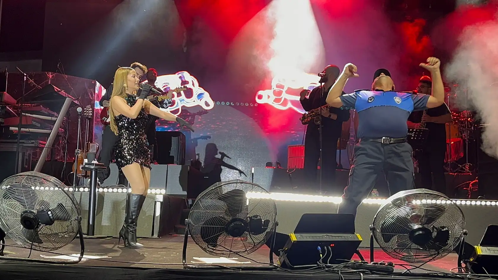 Sanatçı Derya Uluğ'un sahnesinde zabıtanın dans şovu