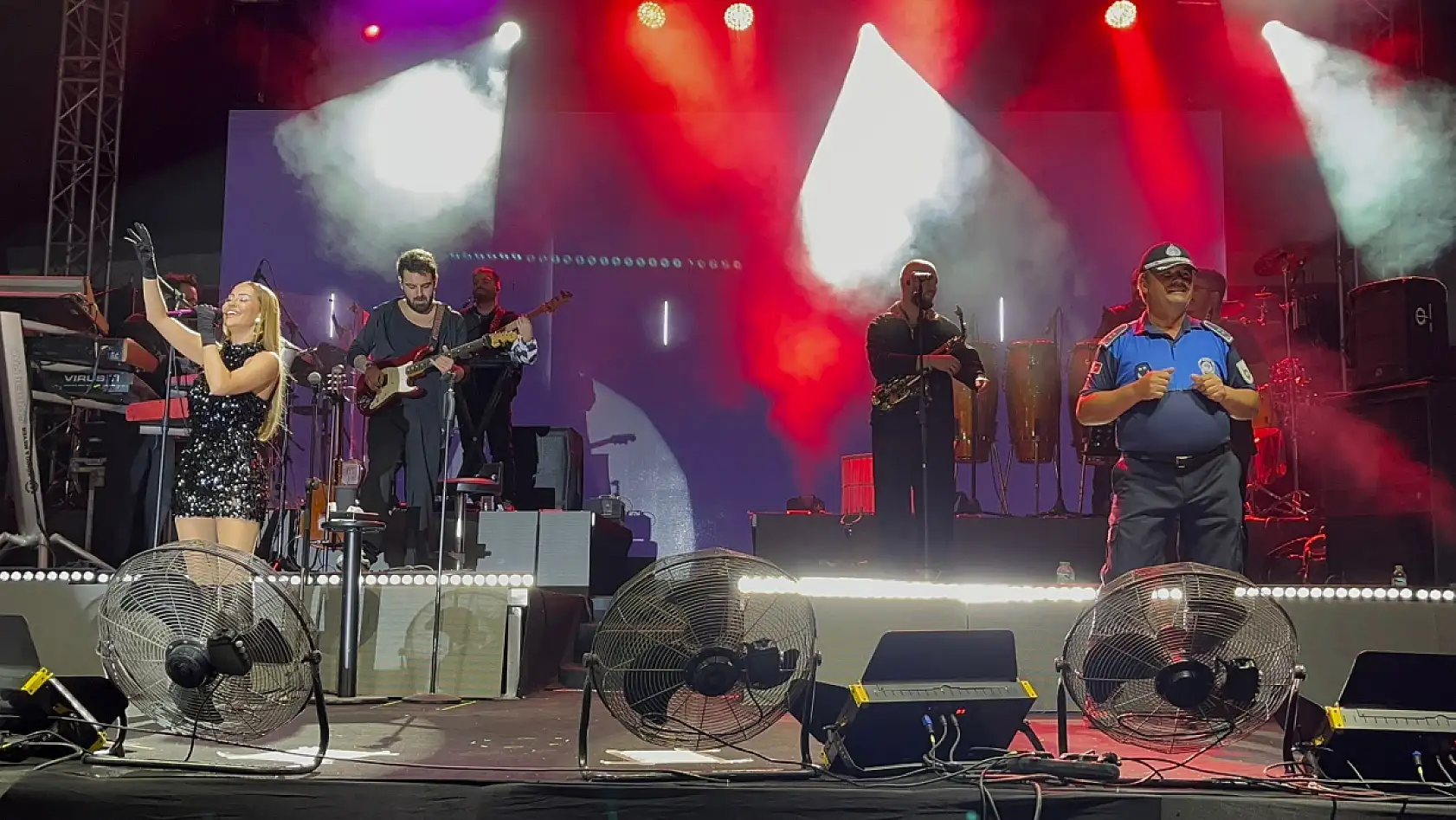 Sanatçı Derya Uluğ'un sahnesinde zabıtanın dans şovu