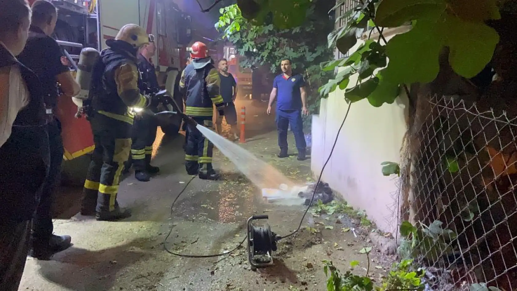 Yangına banyoda yakalandı